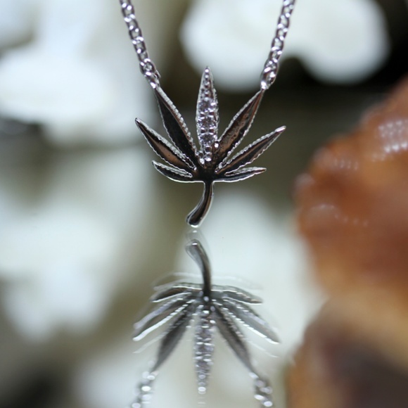14kt White Gold Dipped Swarovski Cannabis Leaf - Picture 4 of 8